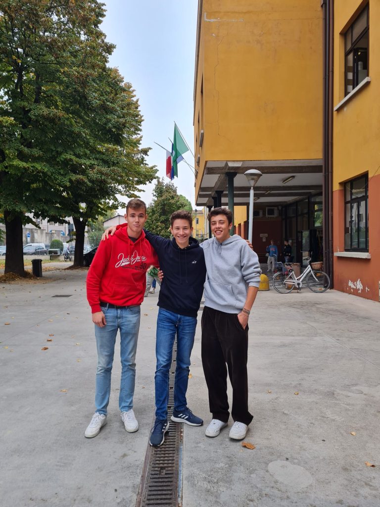 Vor dem Liceo Bagatta mit Freunden