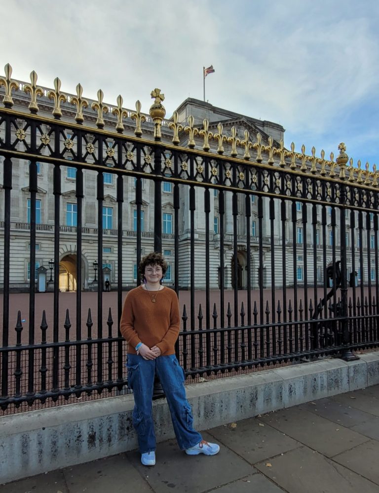 Nantje vor dem Buckingham Palace